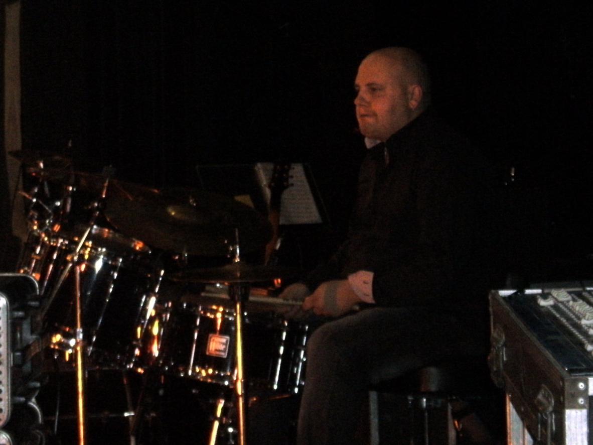 Musiques traditionnelles interprétées par Xavier Vidal (violon) accompagné par Thierry Roques (accordéon) et Olivier Cocatrix (batterie).