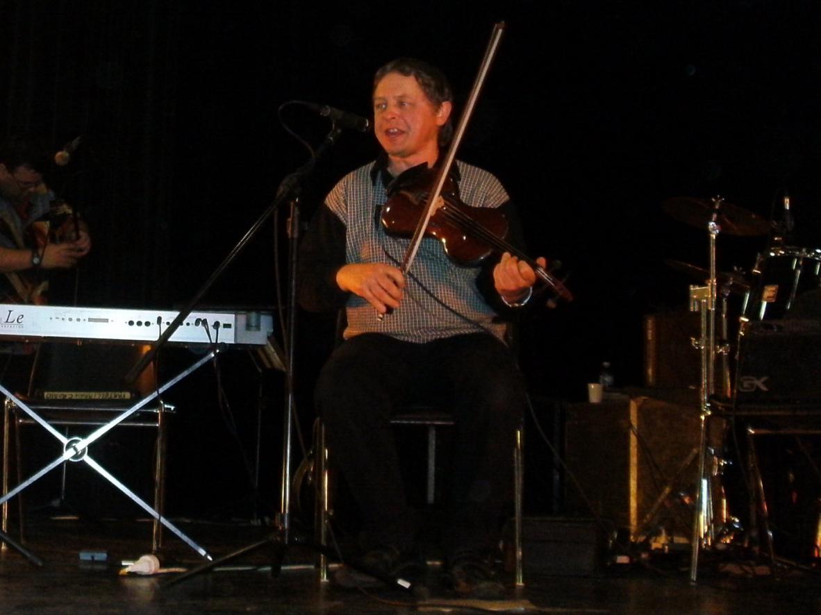 Musiques traditionnelles interprétées par Xavier Vidal (violon) accompagné par Thierry Roques (accordéon) et Olivier Cocatrix (batterie).