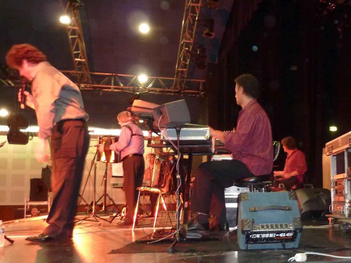 André Roques et son chanteur Eric Coudon, accompagnés par Thierry Roques (clavier), les petits fils d'André, Olivier Cocatrix (basse) et Benjamin Roques (guitare) , ainsi que Christophe, François et Ludo (Team Andrieux).